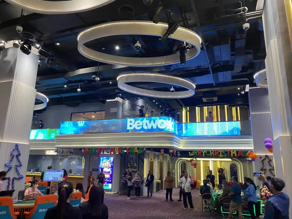 LED Crystal Film Screen: Seamlessly Integrates with Glass Curtain Walls, Preserving Architectural St